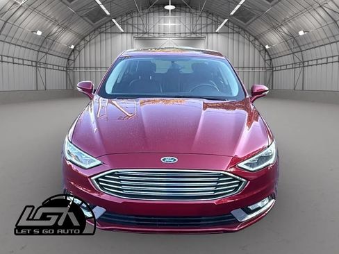 Used 2017 Ford Fusion SE w/ Fusion SE Technology Package AWD/4WD image 2