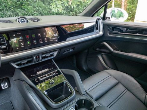 New 2025 Porsche Cayenne Turbo AWD/4WD image 23