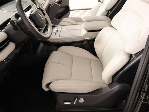 New 2025 Lincoln Navigator Reserve AWD/4WD image 12