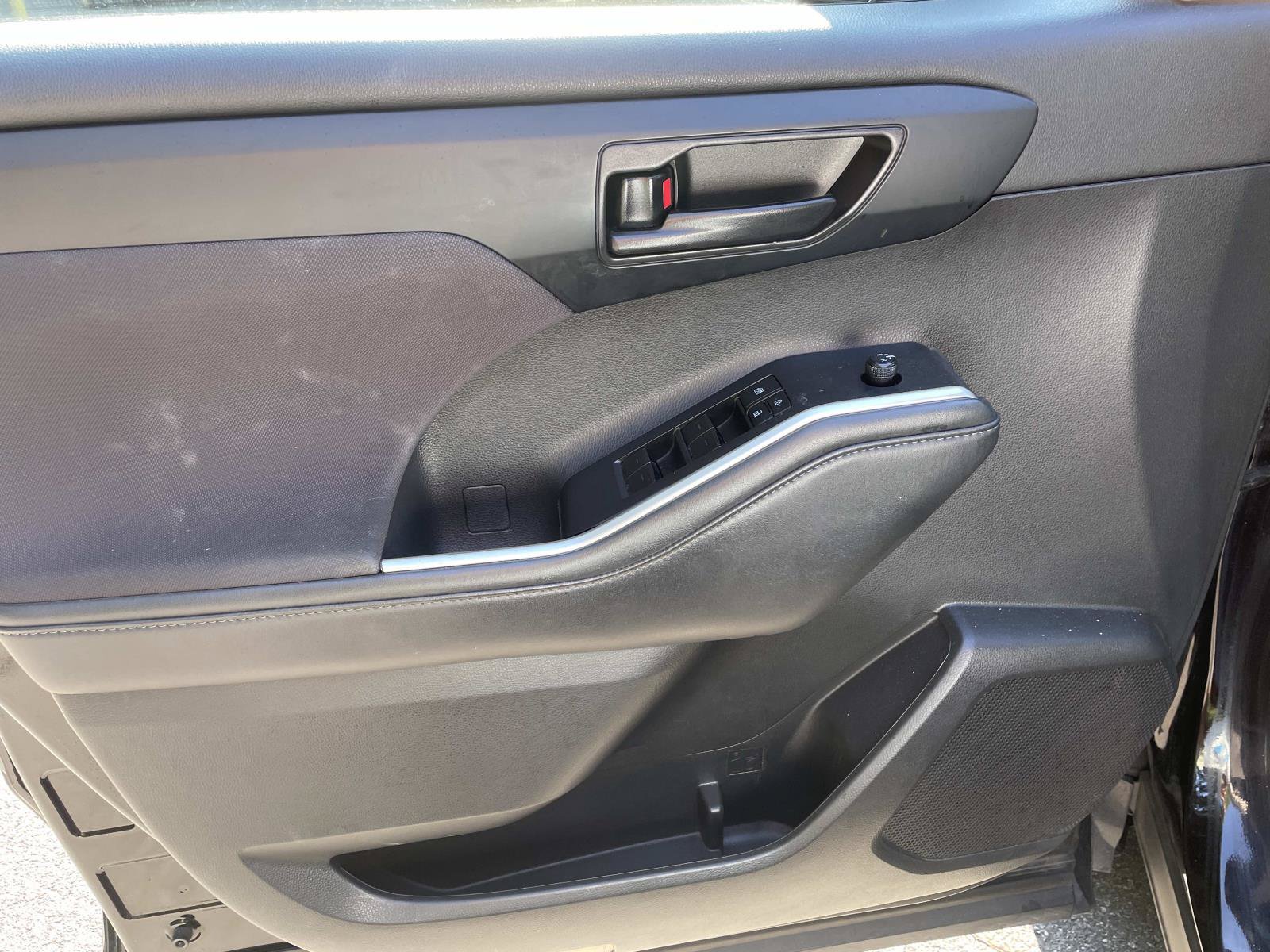 Used 2022 Toyota Highlander LE FWD image 15
