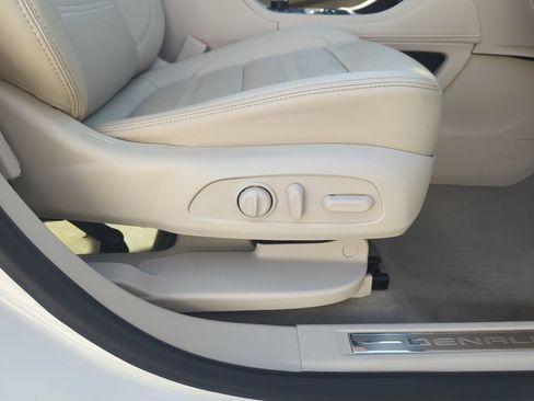 Used 2021 GMC Acadia Denali w/ Denali Technology Package FWD image 43
