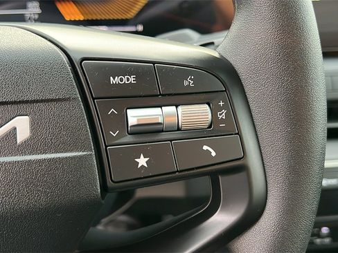 New 2025 Kia K4 LXS image 17