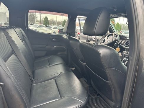 Used 2018 Toyota Tacoma TRD Off-Road w/ TRD Premium Off Road Package image 7