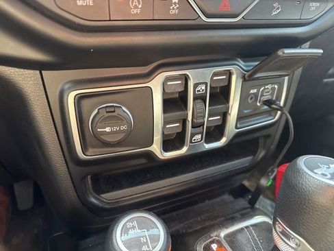 Used 2019 Jeep Wrangler Unlimited Sahara w/ Uconnect 4C Nav & Sound Group AWD/4WD image 26