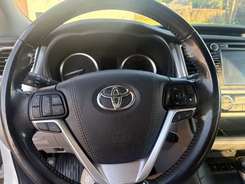 Used 2014 Toyota Highlander XLE FWD image 18