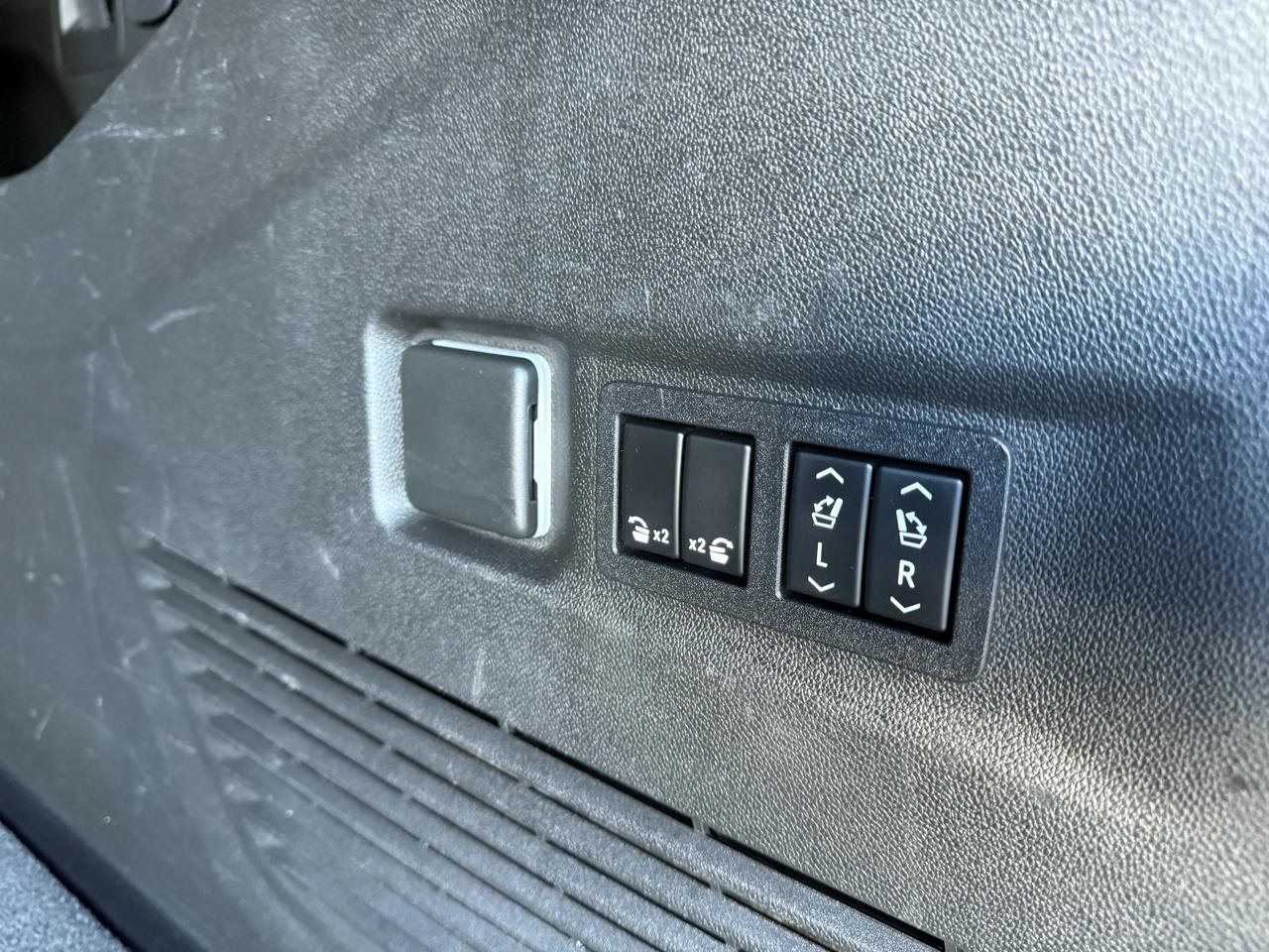 Used 2022 Chevrolet Suburban Premier AWD/4WD image 12