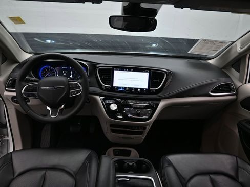 Used 2023 Chrysler Pacifica Touring-L FWD image 19