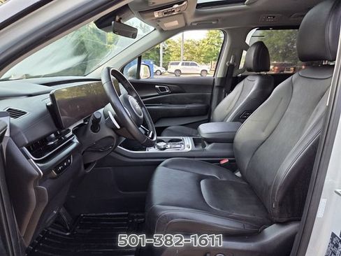 Used 2025 Kia Carnival SX w/ SX Dark Edition Package FWD image 9