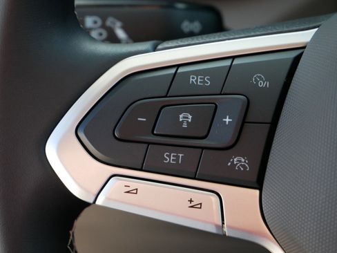 Used 2024 Volkswagen Taos SEL image 26