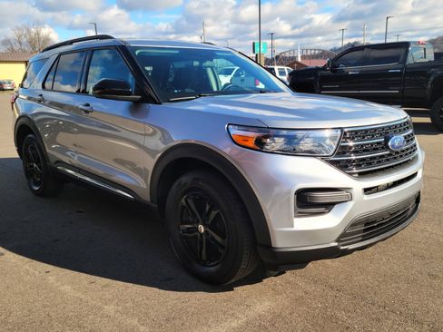 Used 2020 Ford Explorer XLT w/ Comfort Package image 3