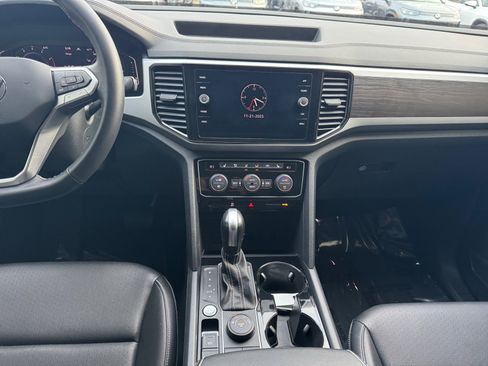 Certified 2023 Volkswagen Atlas SE w/ Black Wheel Package image 4