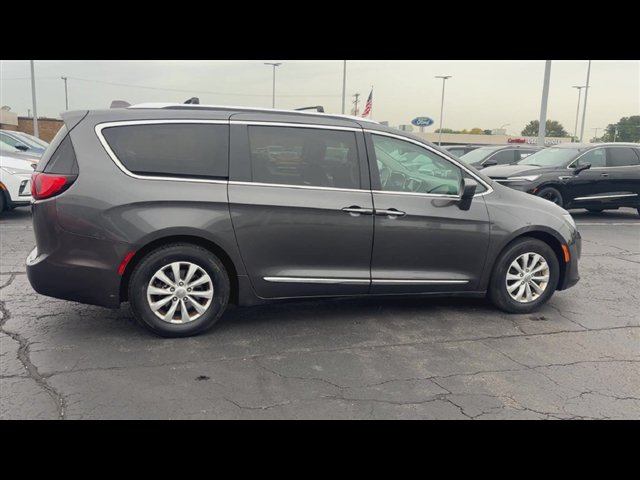 Used 2018 Chrysler Pacifica Touring-L Plus FWD image 9