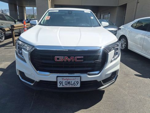 Used 2024 GMC Terrain SLE FWD image 3