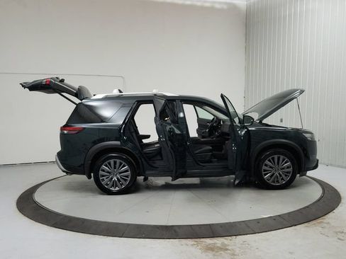 Used 2025 Nissan Pathfinder SL w/ SL Premium Package FWD image 16