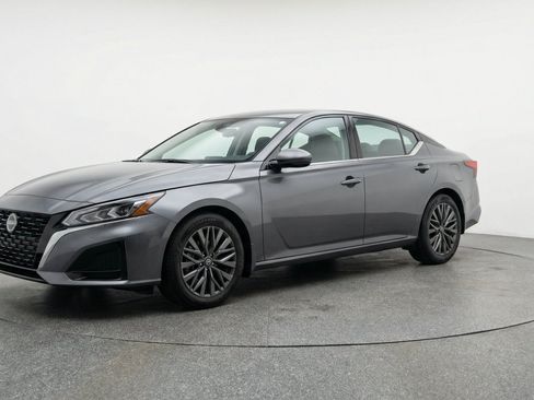 Used 2025 Nissan Altima 2.5 SV FWD image 3