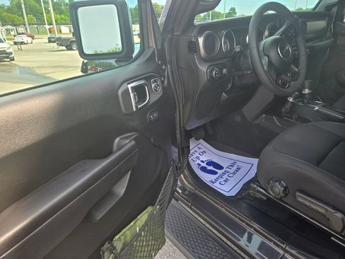 Used 2023 Jeep Gladiator Sport AWD/4WD image 6
