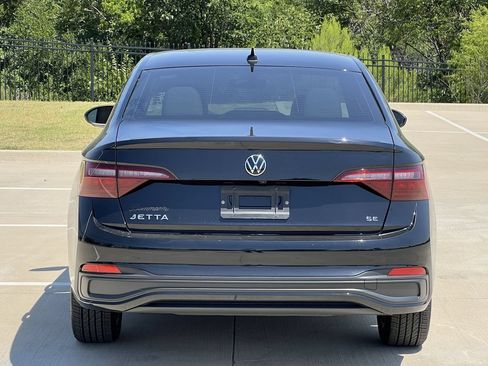 Used 2024 Volkswagen Jetta SE w/ Panoramic Sunroof Package FWD image 4