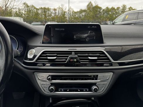 Used 2017 BMW 740i image 19