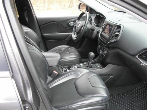 Used 2019 Jeep Cherokee Latitude Plus w/ Cold Weather Group image 8