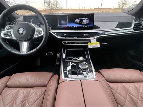 Used 2025 BMW X7 xDrive40i w/ M Sport Package image 16