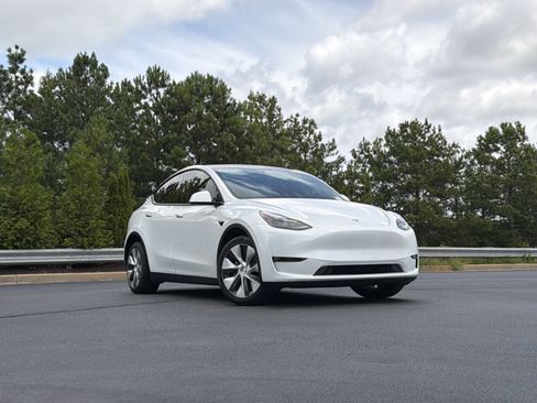 Used 2023 Tesla Model Y AWD image 2