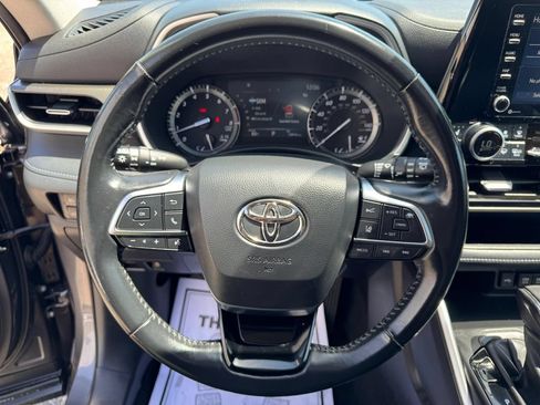 Used 2021 Toyota Highlander XLE AWD/4WD image 27