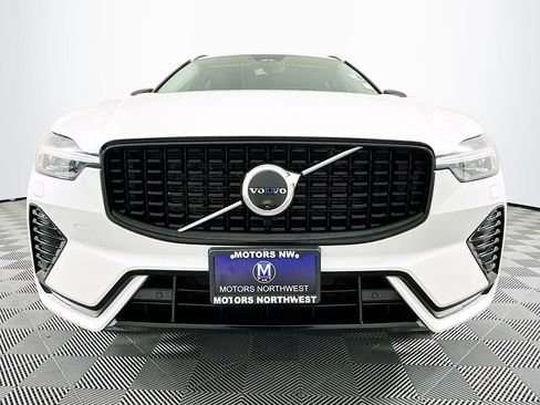 Used 2023 Volvo XC60 B5 Plus image 3