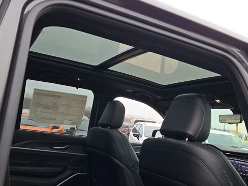 Used 2025 Jeep Grand Cherokee Limited w/ Luxury Tech Group II image 10