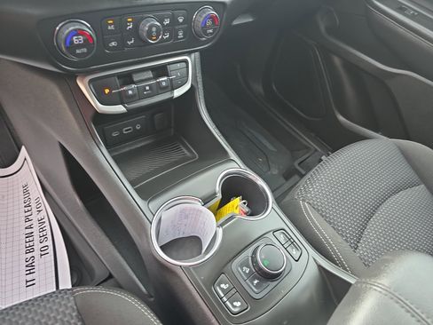 Used 2022 GMC Terrain SLE w/ Driver Convenience Package image 9