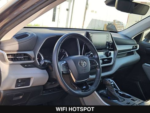 Used 2021 Toyota Highlander XLE AWD/4WD image 11