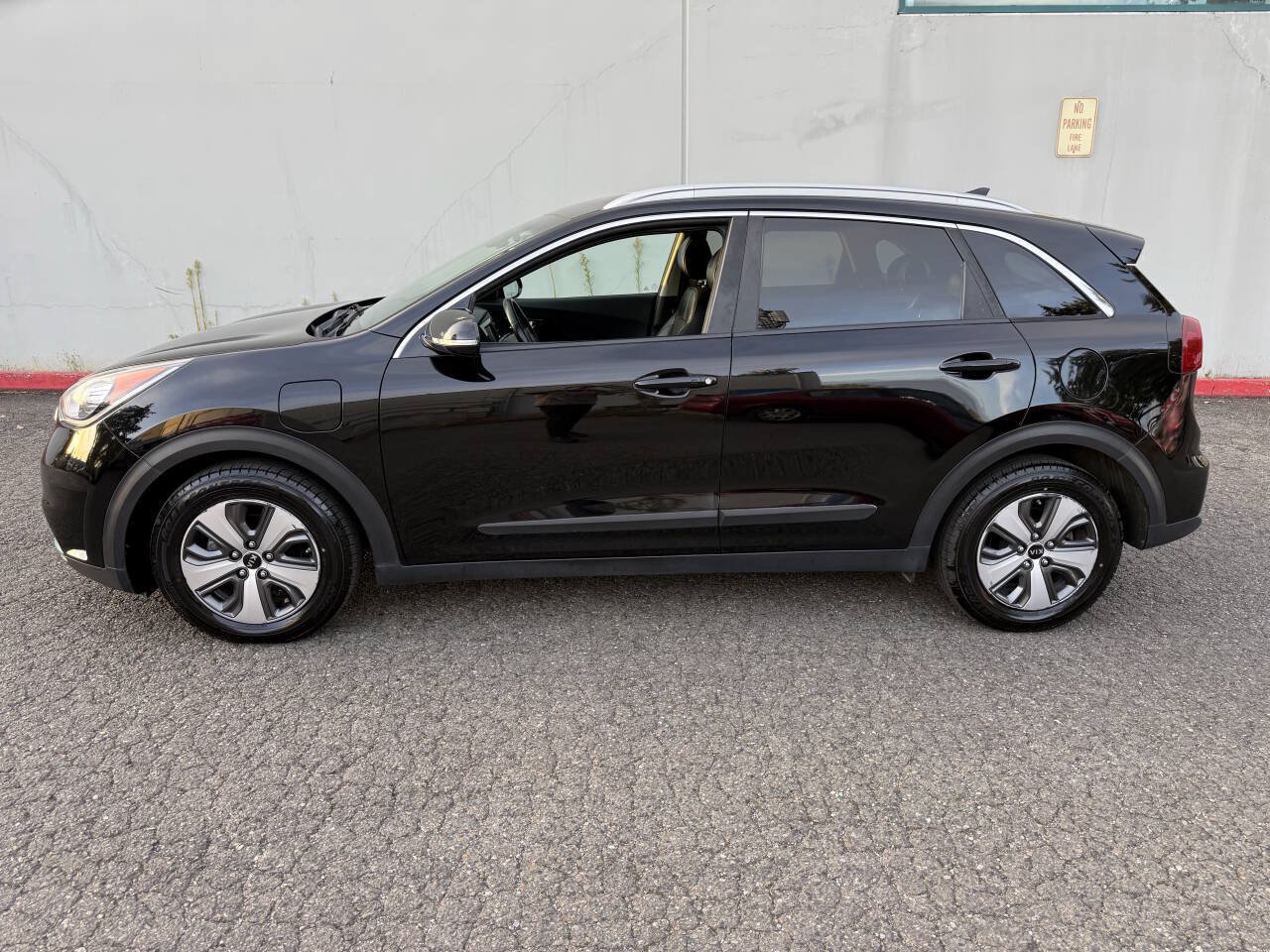 Used 2018 Kia Niro EX FWD image 2