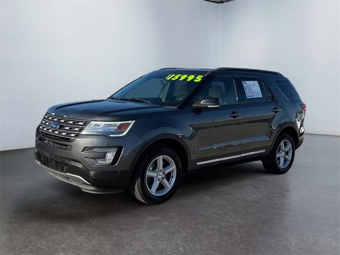 Used 2017 Ford Explorer XLT image 7