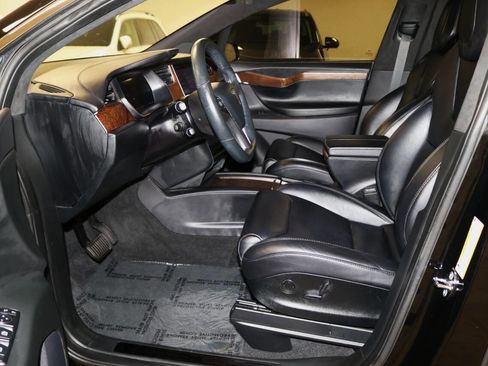 Used 2020 Tesla Model X image 15
