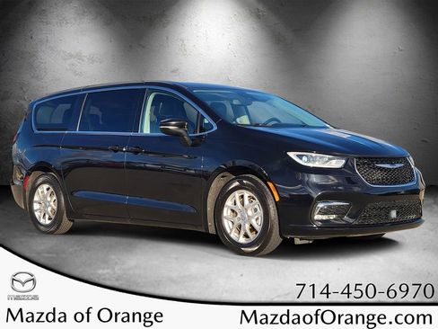 Used 2023 Chrysler Pacifica Touring-L image 1