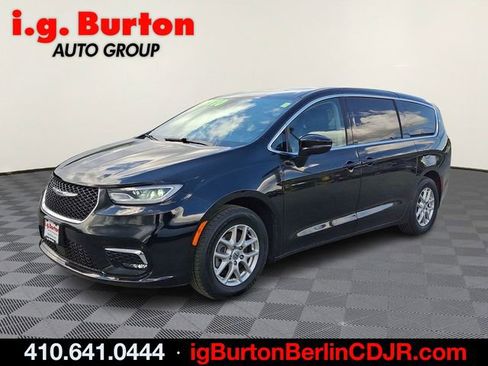 Used 2024 Chrysler Pacifica Touring-L FWD image 3