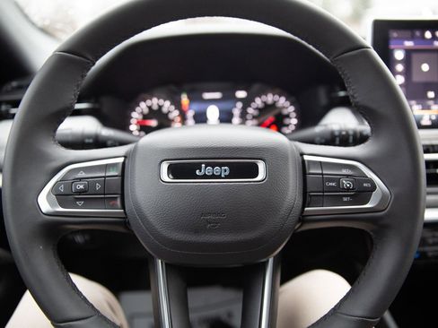 Used 2024 Jeep Compass Latitude image 11