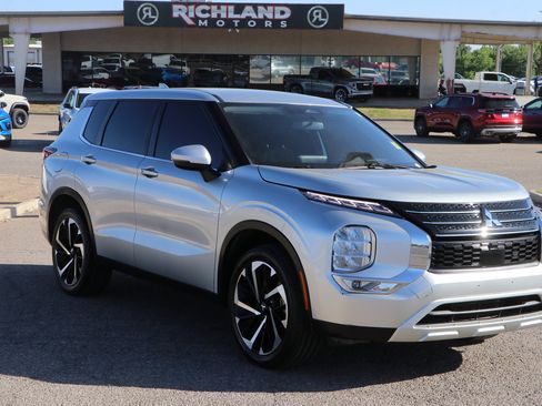 Used 2023 Mitsubishi Outlander SE FWD image 1