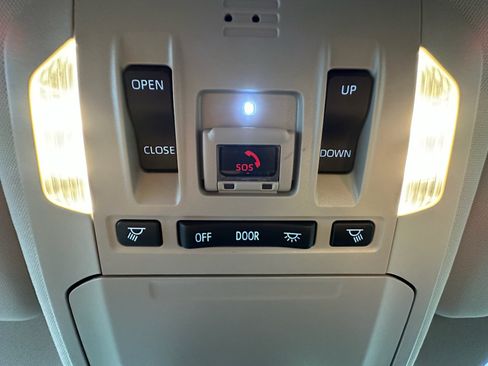 Used 2023 Toyota Highlander XLE AWD/4WD image 30