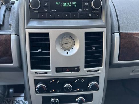 Used 2010 Chrysler Town & Country Touring image 19