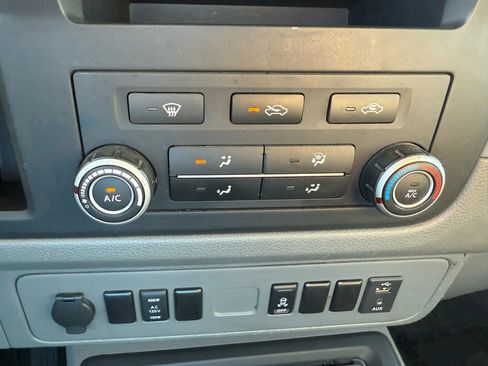 Used 2018 Nissan NV 2500 SV image 18