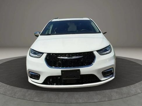 Used 2023 Chrysler Pacifica Limited FWD image 3