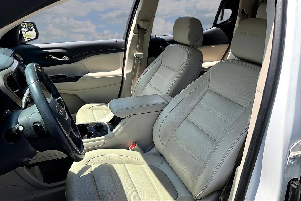 Used 2020 GMC Acadia Denali w/ Technology Package FWD image 21