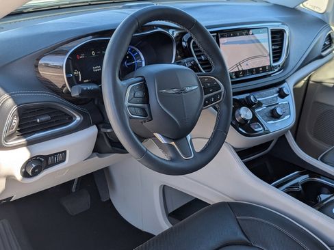 Used 2023 Chrysler Pacifica Limited image 15