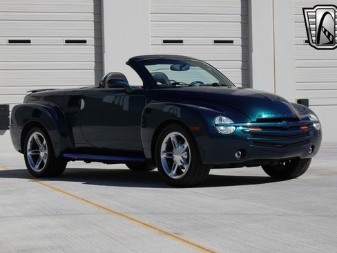 Used 2005 Chevrolet SSR w/ Preferred Equipment Group image 4