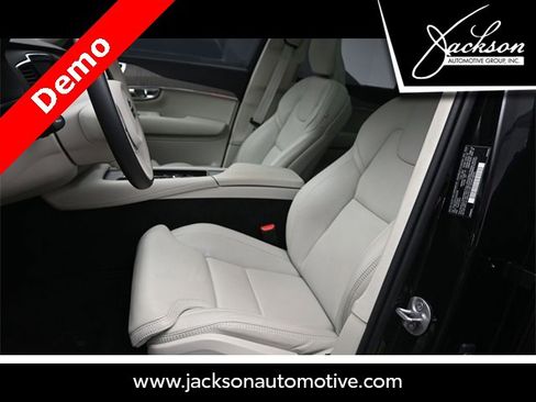 Used 2025 Volvo XC90 B5 Ultra w/ Lounge Package image 17