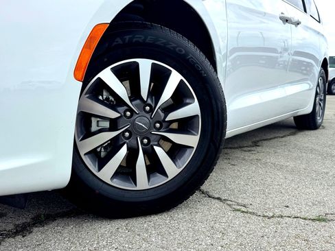 Used 2024 Chrysler Pacifica Select image 2