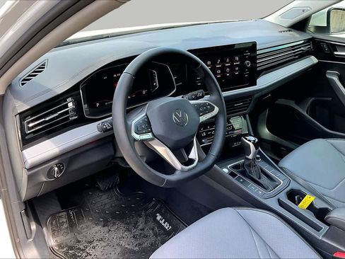 Used 2025 Volkswagen Jetta SEL FWD image 21