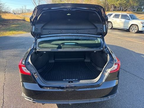 Used 2025 Toyota Camry SE image 4