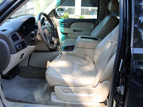 Used 2011 Chevrolet Suburban LTZ RWD image 9