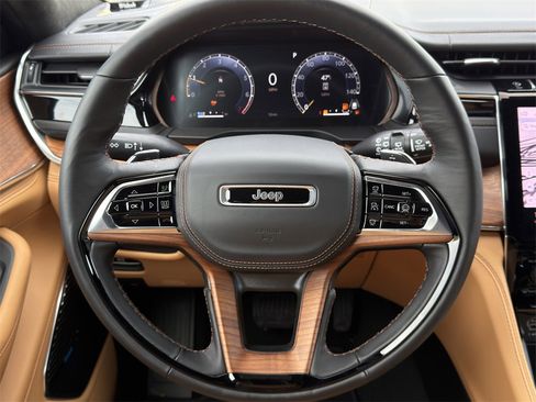 New 2025 Jeep Grand Cherokee Summit image 12